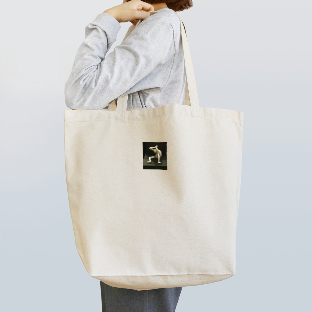 なつの足を頭にかけるポーズの途中のカエル男 Tote Bag