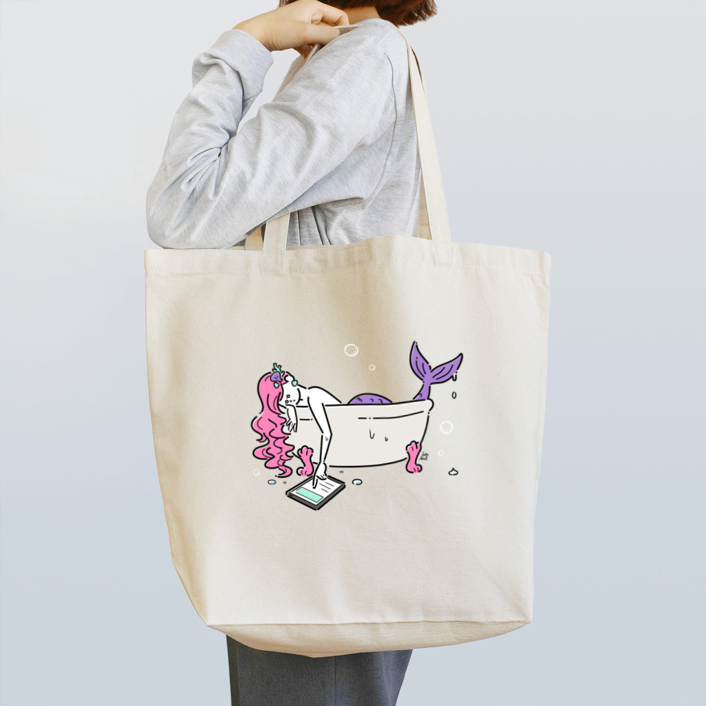 サトウノリコ*の浴室でタブレットを使う人魚【ピンク】 Tote Bag