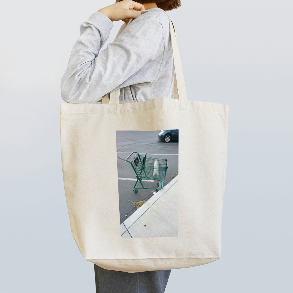 チルTショップのAbandoned Shopping Carts 3 Tote Bag