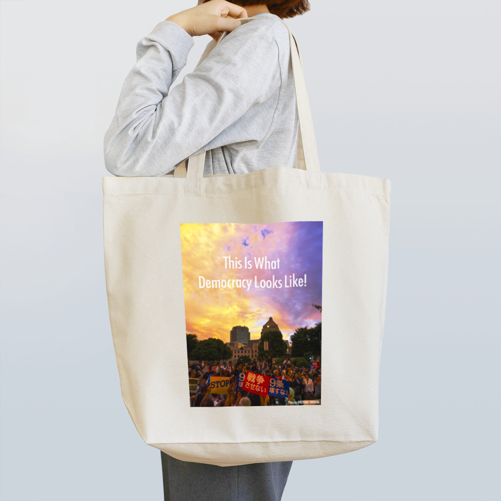 小野寺宏友の文字白 WHAT'S DEMOCRACY? カラー II Tote Bag