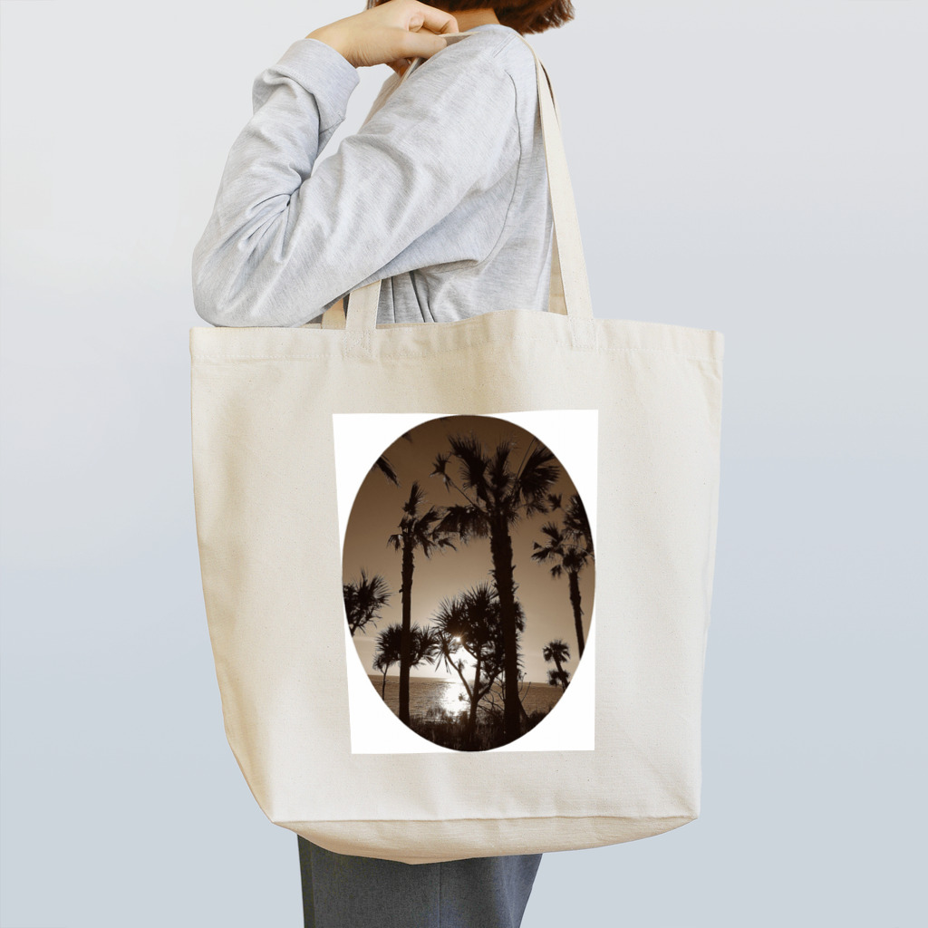 奄黒市場の遠くの島のやし Tote Bag