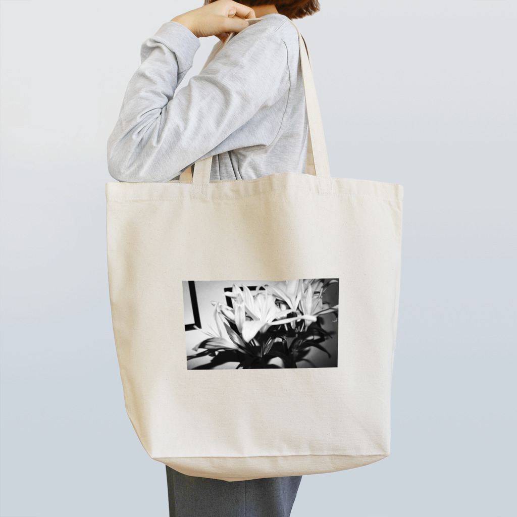 chika_youngestのユリさん Tote Bag