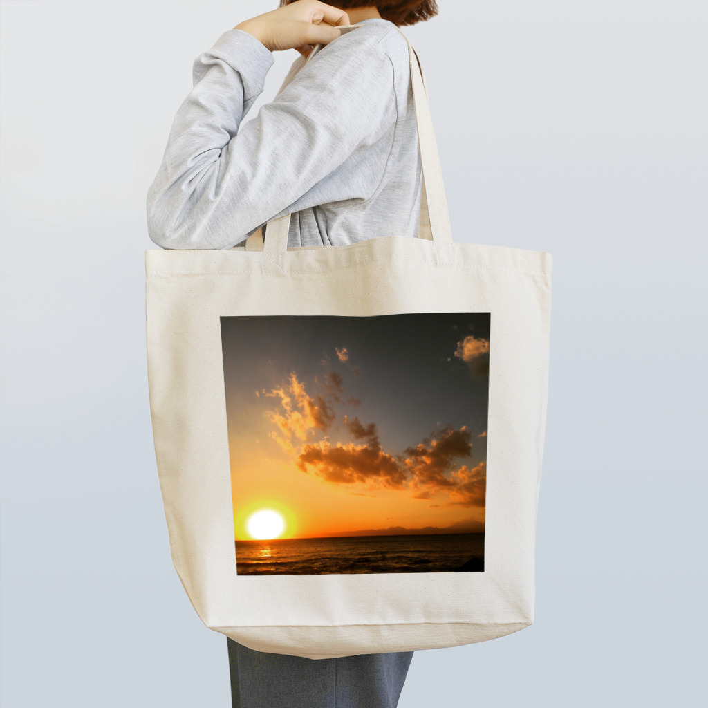 niimi a.k.a. osamuのUnder the Sun Tote Bag