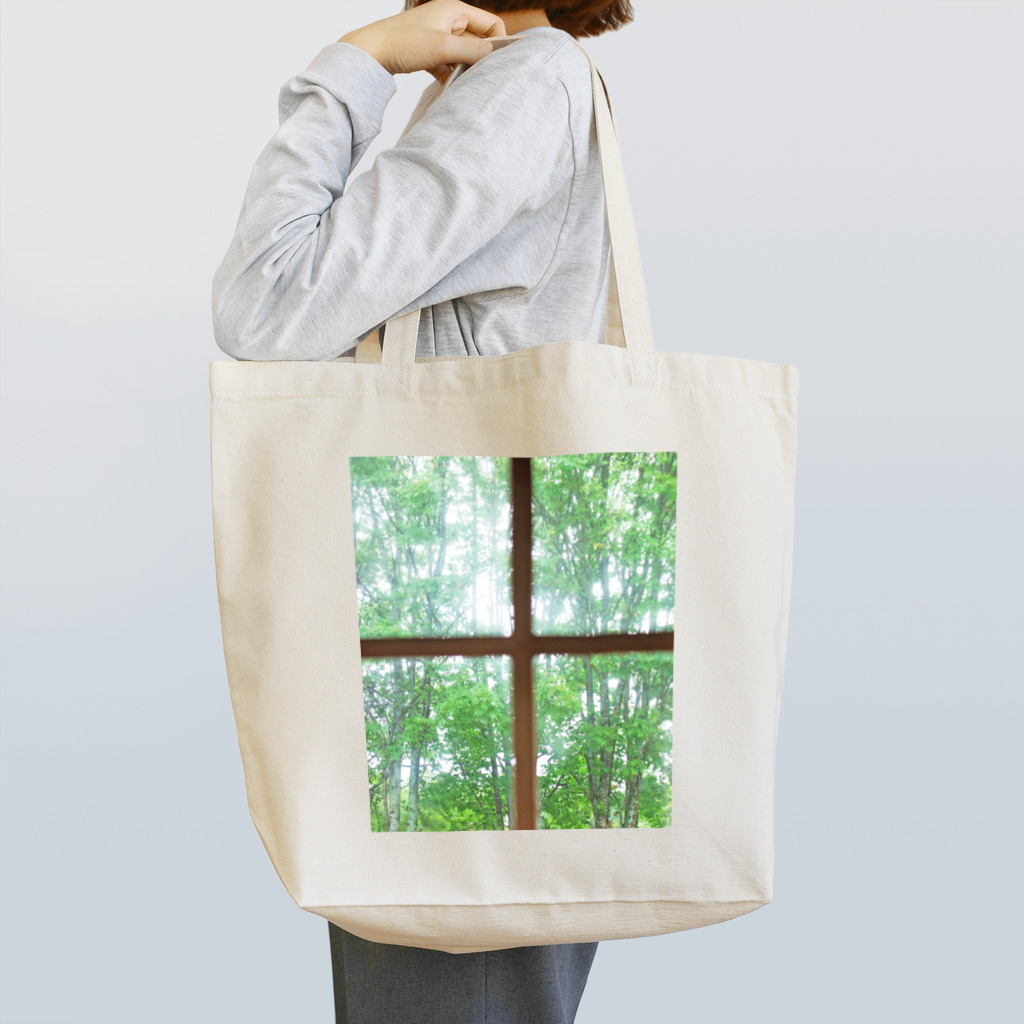 TOMOKIの店の窓越しの緑 Tote Bag