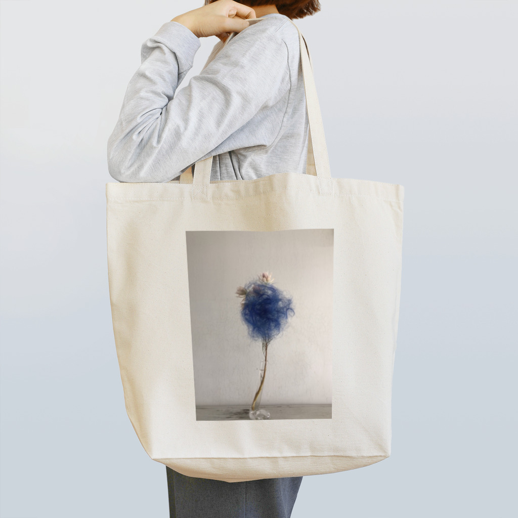 クワモト カツヒコの青い髪の花 トートバッグ