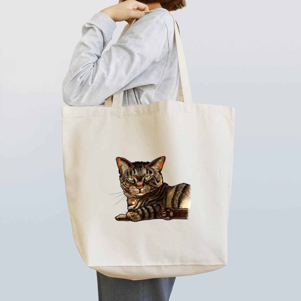 鼠の王国製作所のキジ柄の猫がこちらをみている Tote Bag