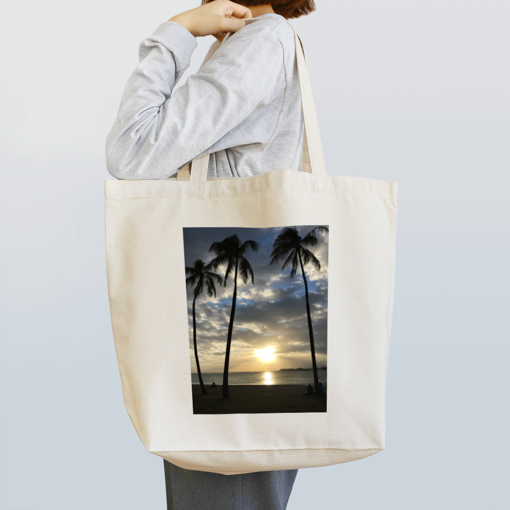 Monokomono+のハワイ アラモアナのヤシの木の下 Tote Bag