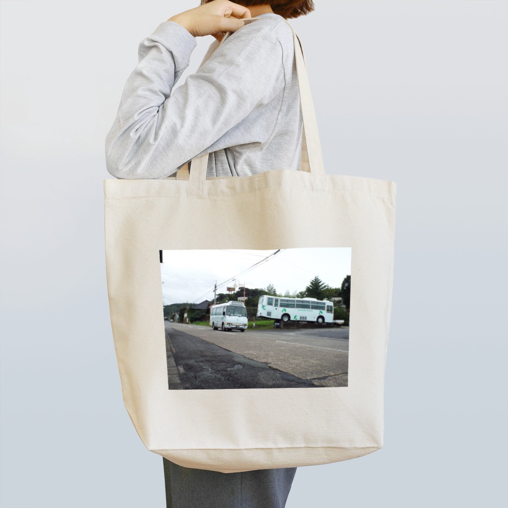 shige168の湯之元で休むバスとこけけバスが走る風景 Tote Bag