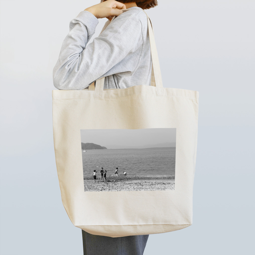 Tadakuni TaniのVast Sea Tote Bag