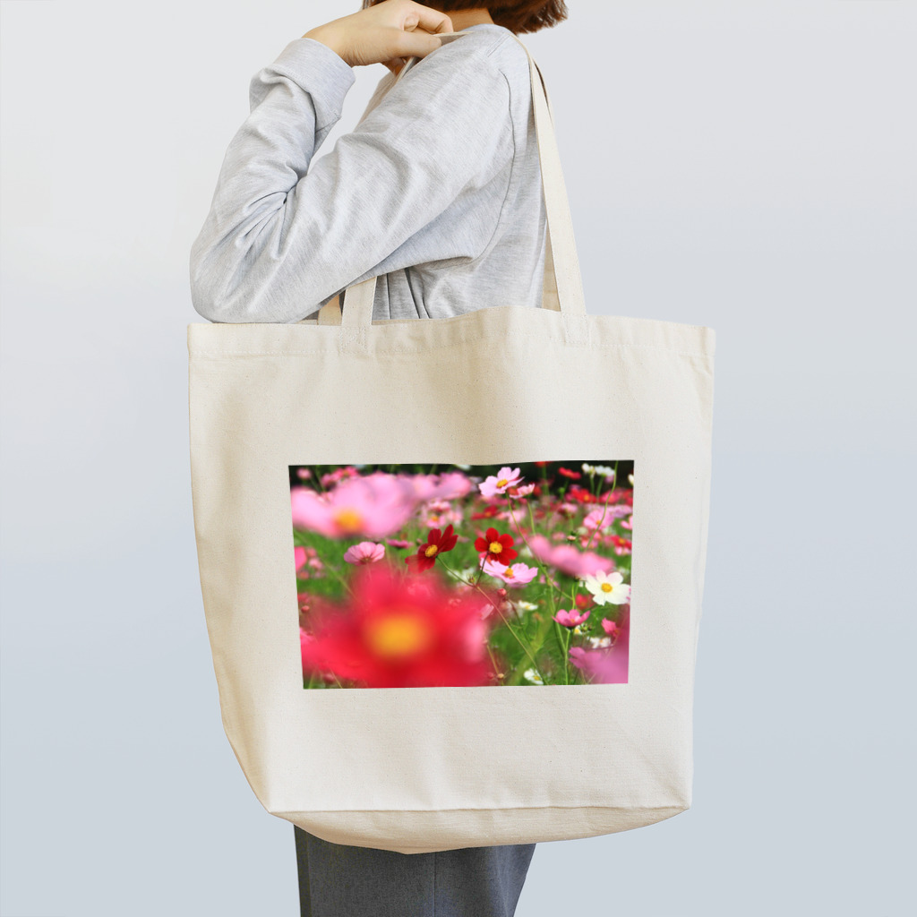 Toshiaki Sakuraiの満開のコスモス Tote Bag