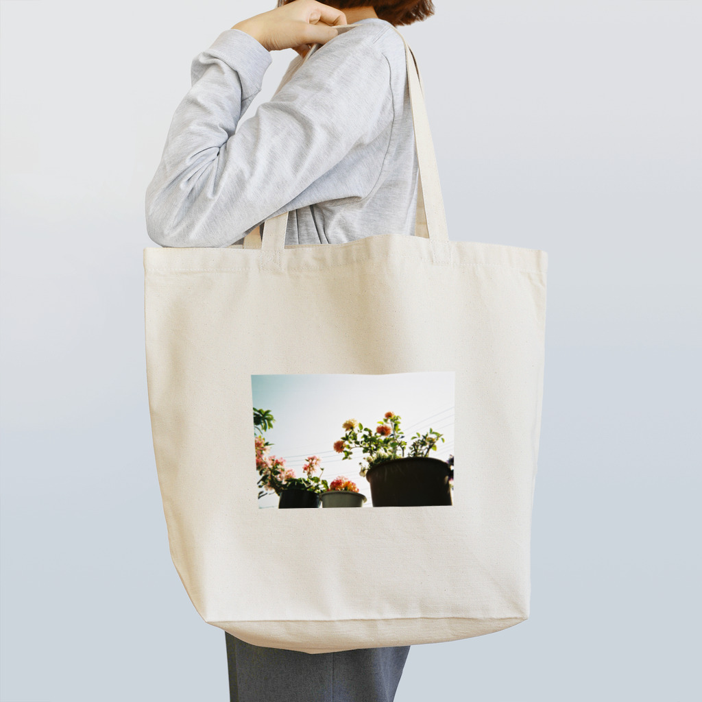 hozuruの日差しの中の花 トートバッグ