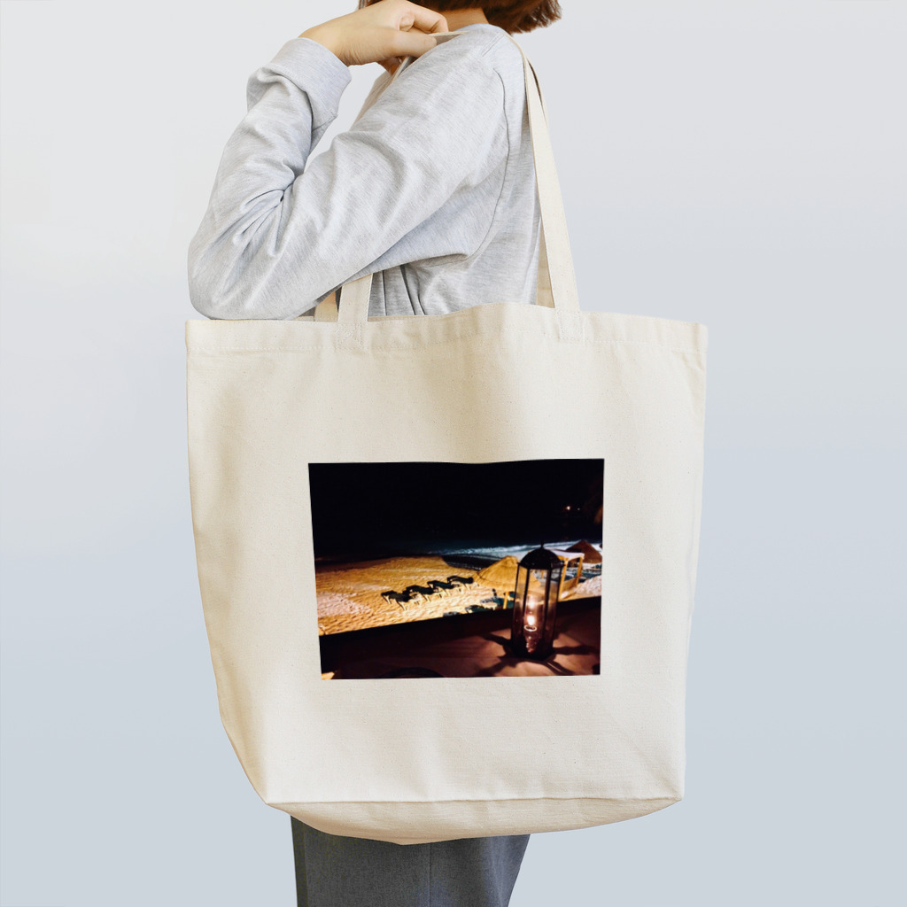 Una Villa Shopの夜のビーチとランタン２ Tote Bag