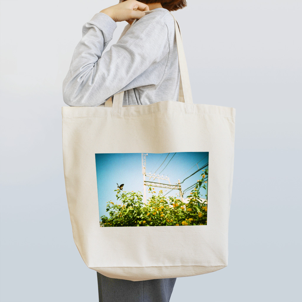 おもちゃカメラの写真世界の線路沿いの揚羽蝶 Tote Bag