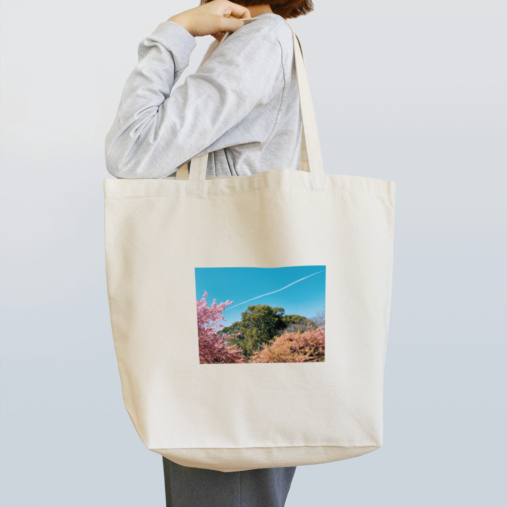 BLACKANDWHITEの木と桜と飛行機雲とカラス Tote Bag