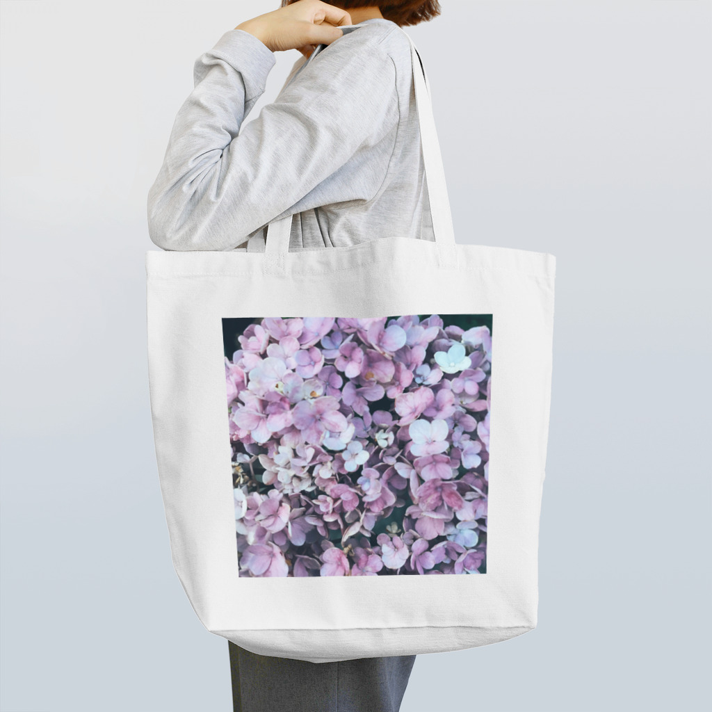 あぶらあげが食べたいの庭の紫陽花 トートバッグ