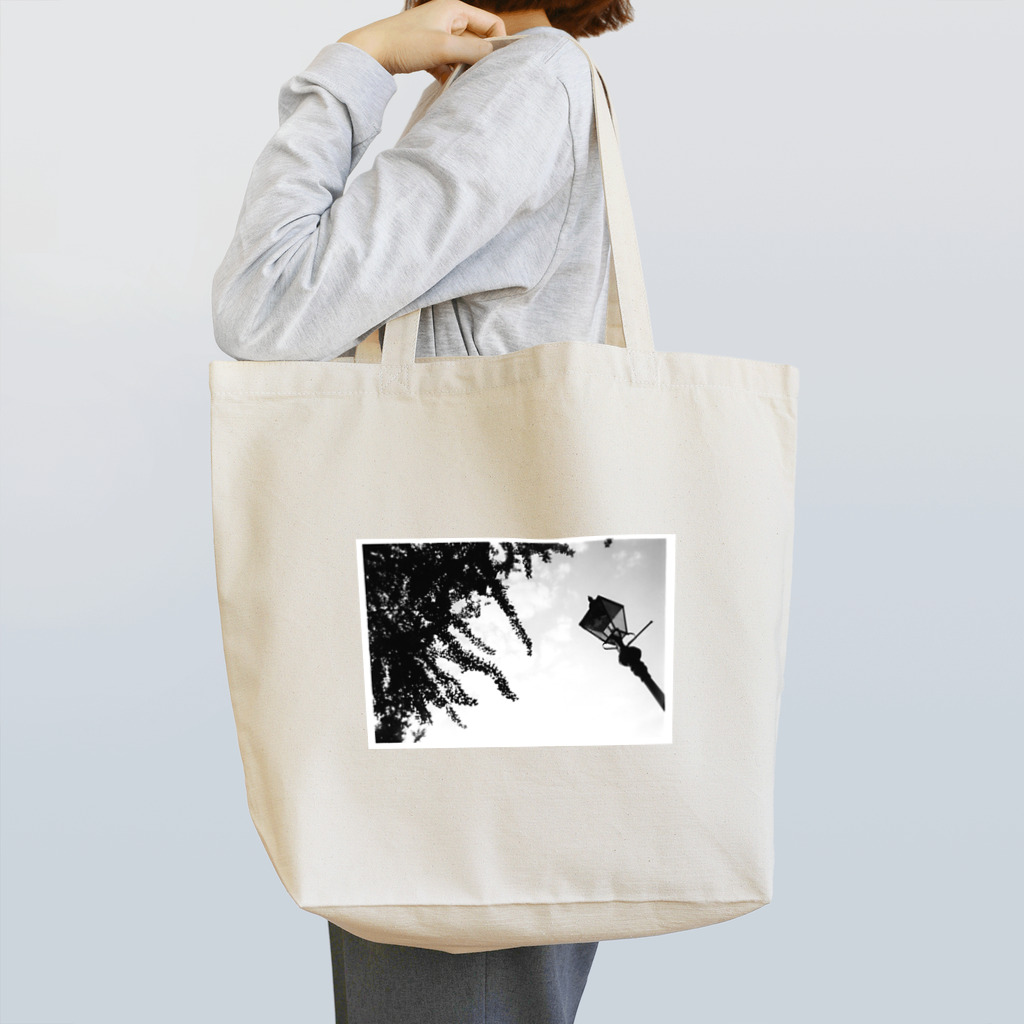 アリエルの空想鉱物店 "Arier's Imaginary Mineral Shop"の横浜の風景〈ガス灯と銀杏〉 Tote Bag