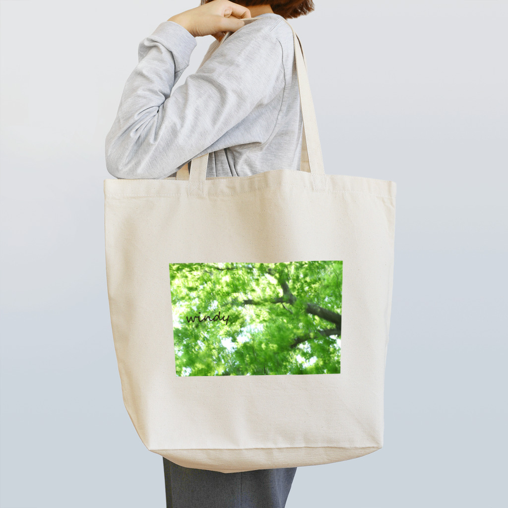 photo-kiokuの風に揺れる木 トートバッグ