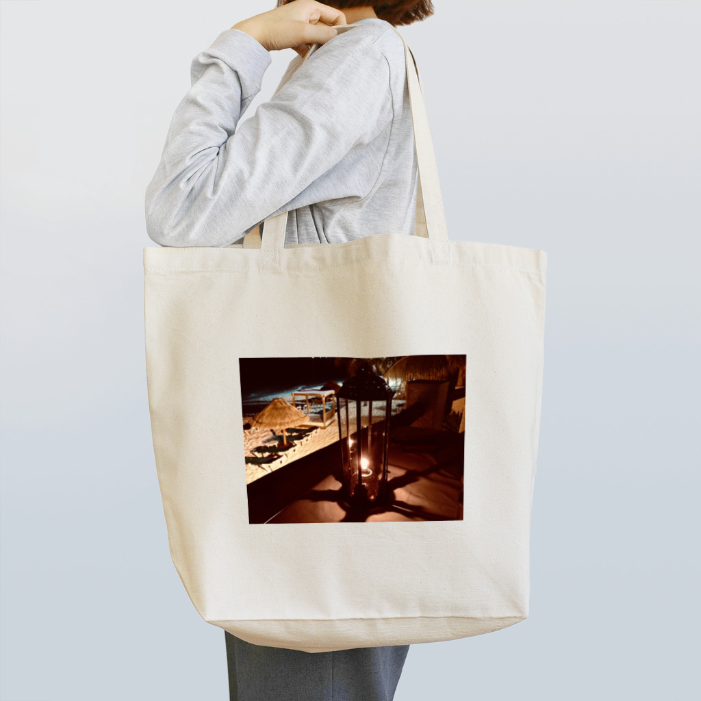 Una Villa Shopの夜のビーチとランタン１ Tote Bag