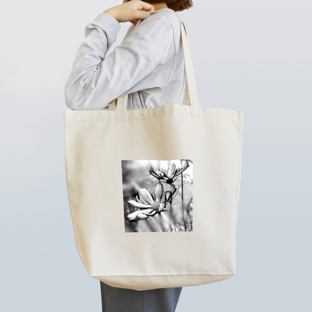 NANASHOPの早咲きのコスモス（モノトーン） Tote Bag