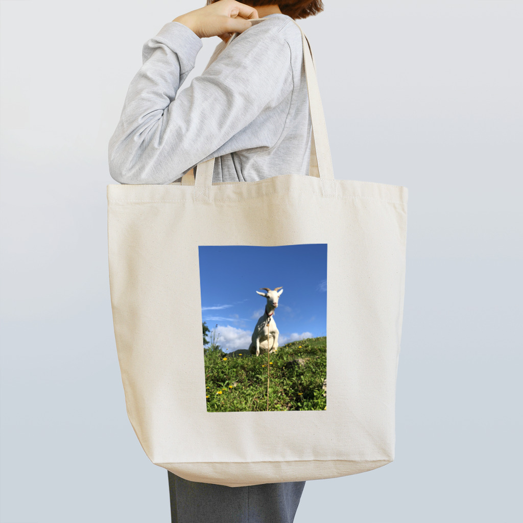 リーフエッヂのおじさん座りをする母ヤギ Tote Bag