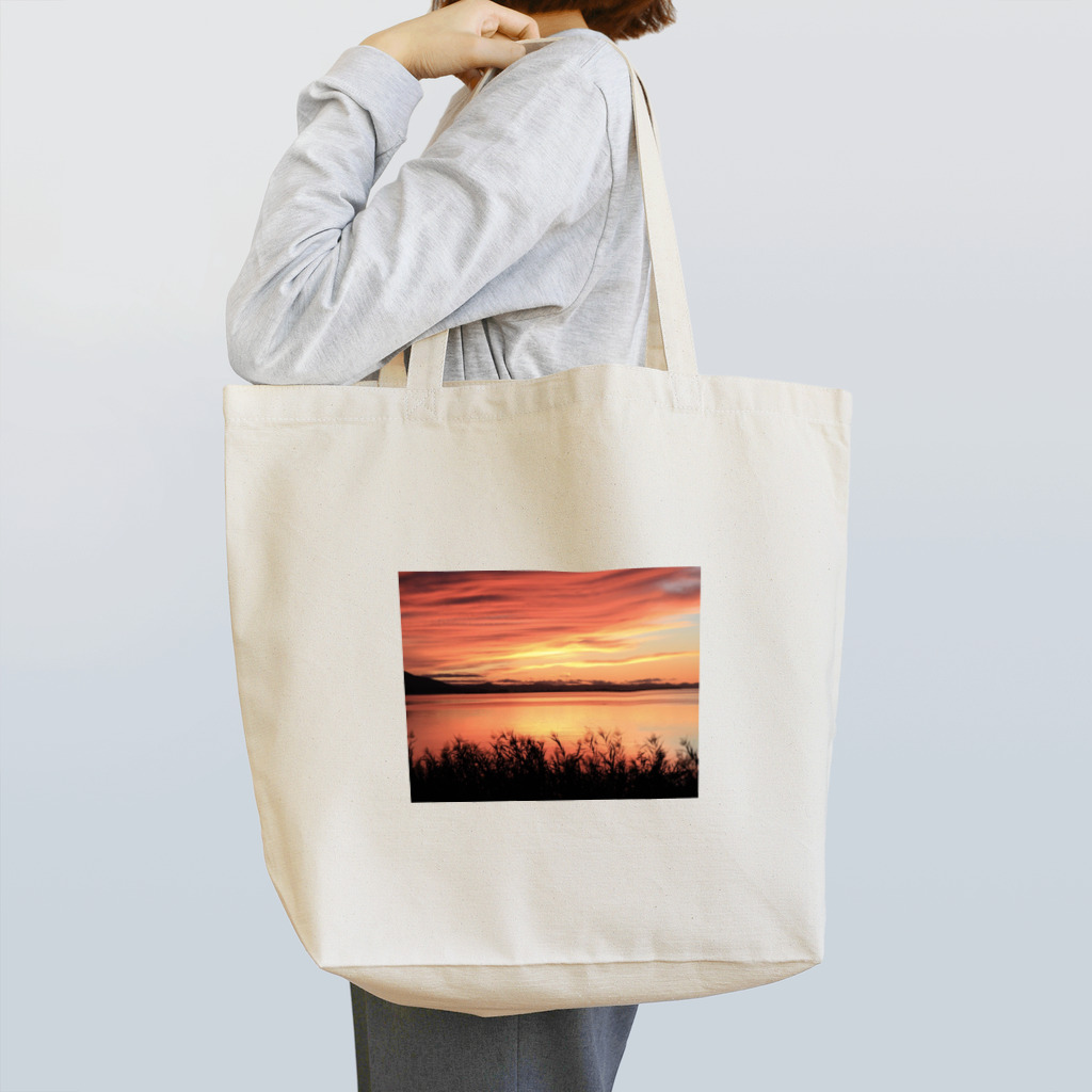 野鳥と犬の竃蔵屋(かまくらや)のサロマ湖の夕陽。北海道。 Tote Bag