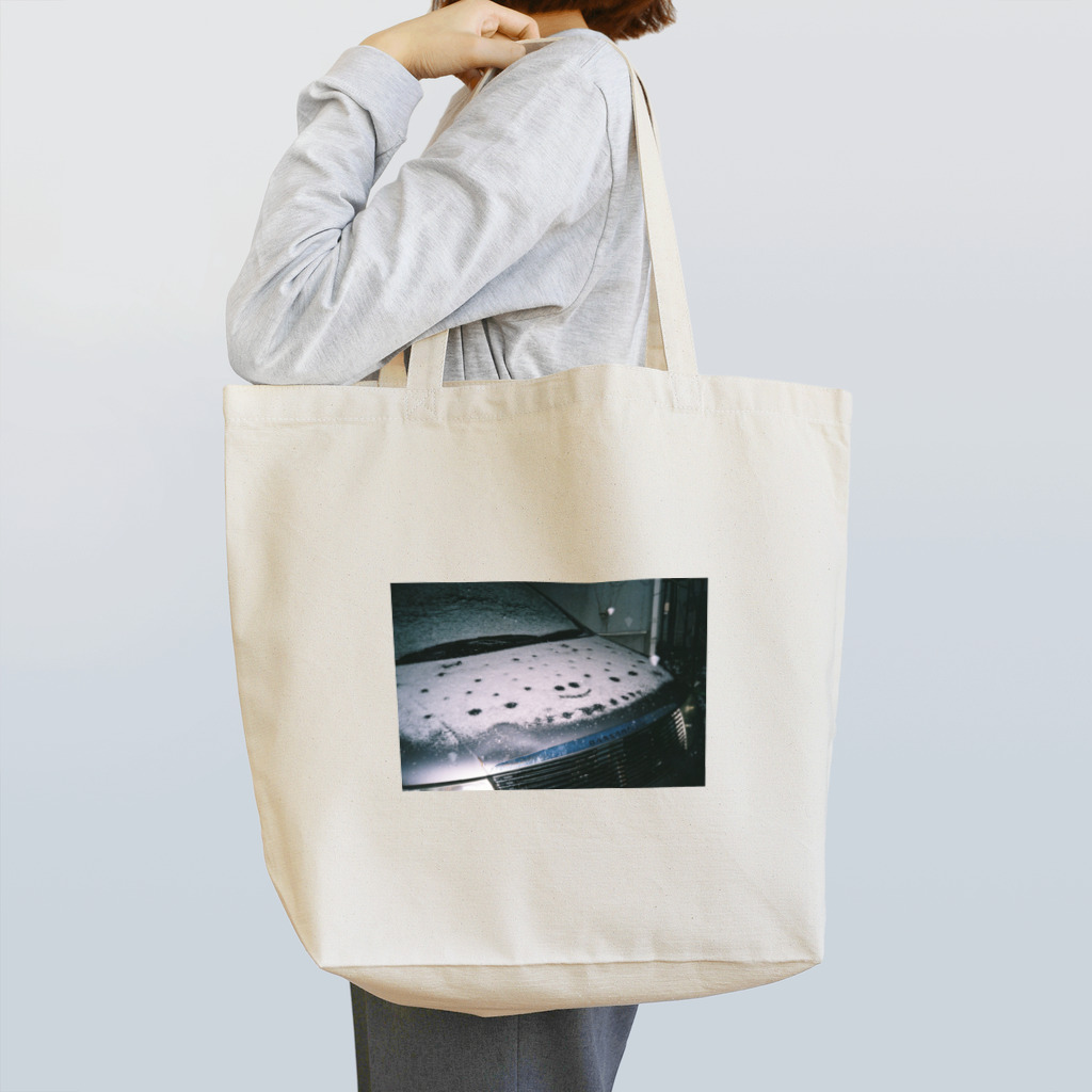 oni_boucleの車に積もる雪の中の☺︎ Tote Bag