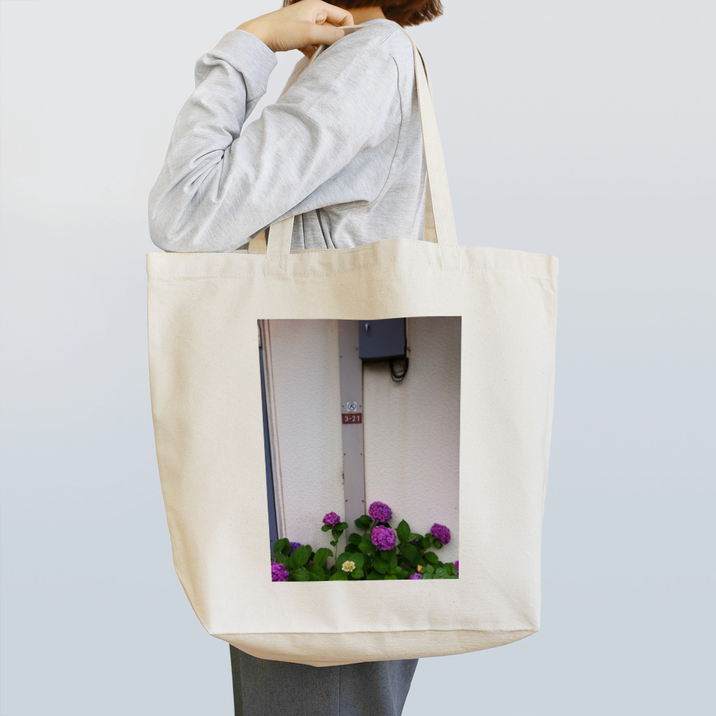 歌人の犬のある紫陽花 Tote Bag