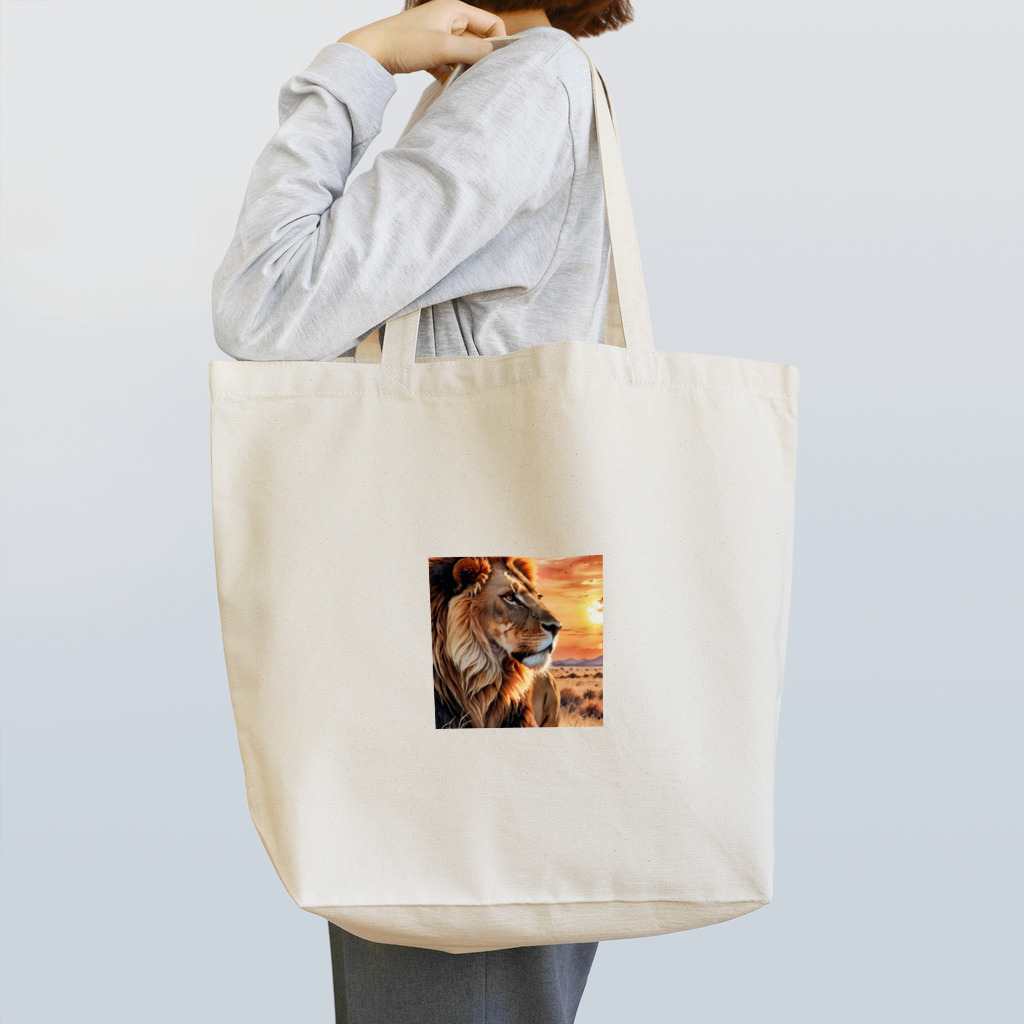 nigihayahiの夕日を背景に威厳あるライオンの姿。 Tote Bag