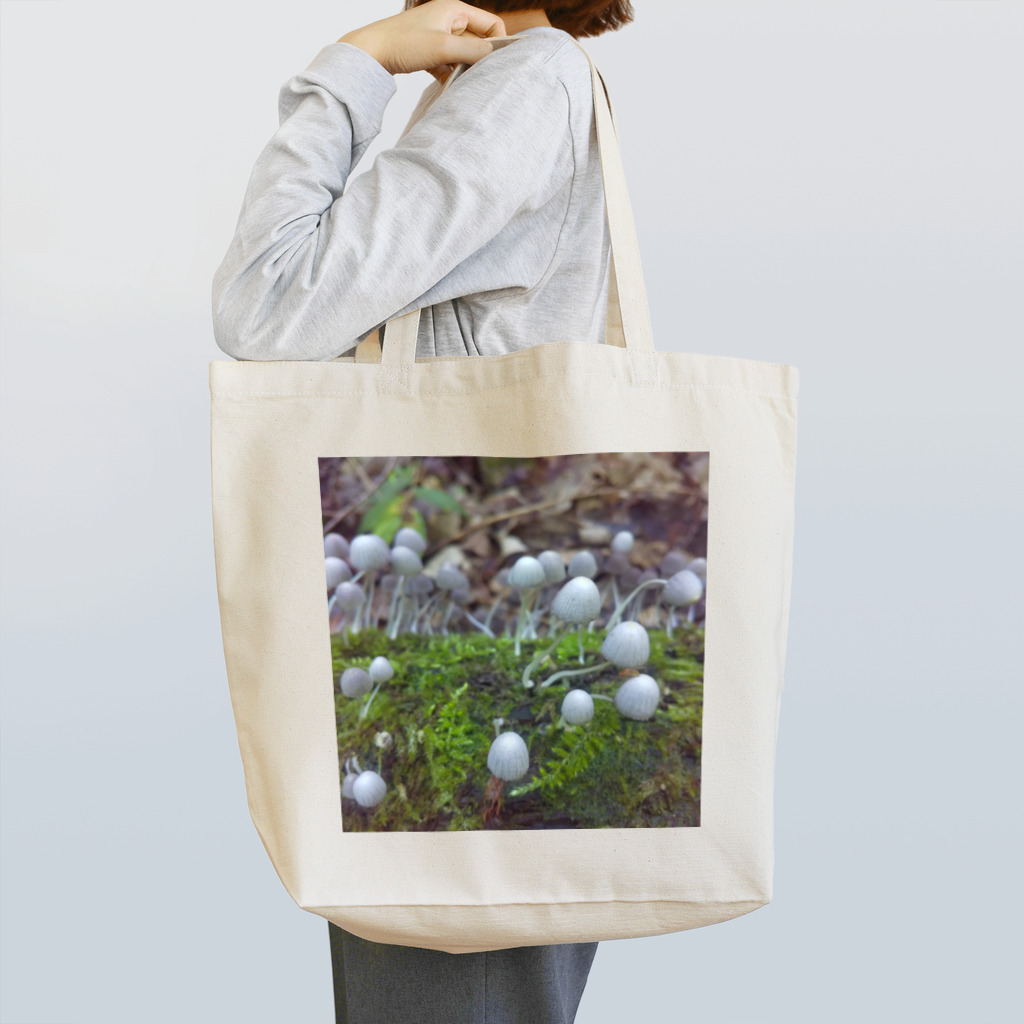 ミクロの不思議の国のキノコちゃん Tote Bag