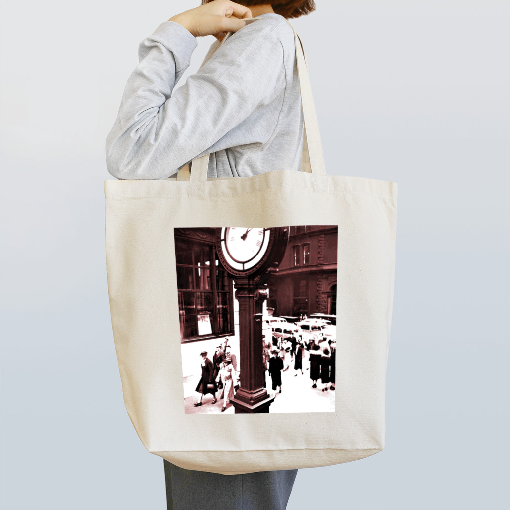 その物語を忘れない。のBerenice Abbott: Fifth Avenue and 44th Street, New York, 1938 Tote Bag