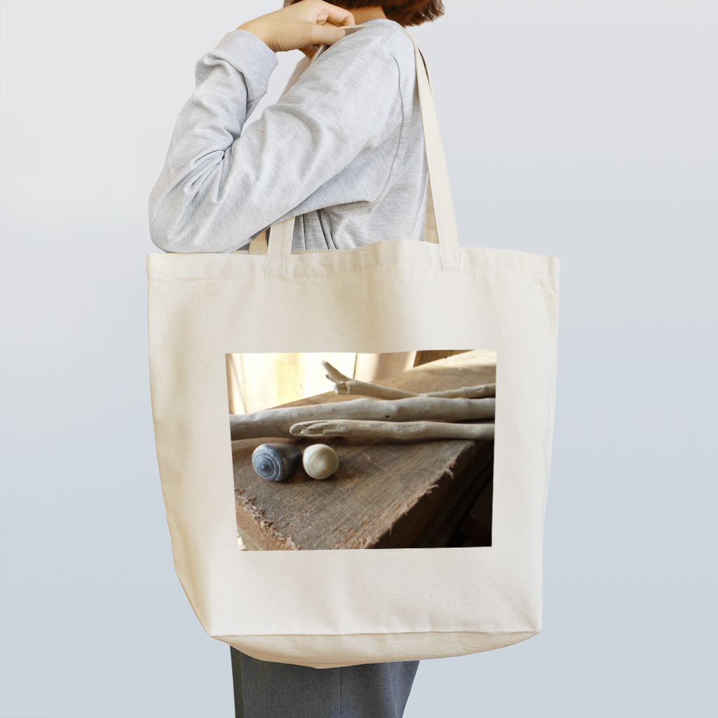 ジュールヴェルヌの自然木と貝殻 Tote Bag