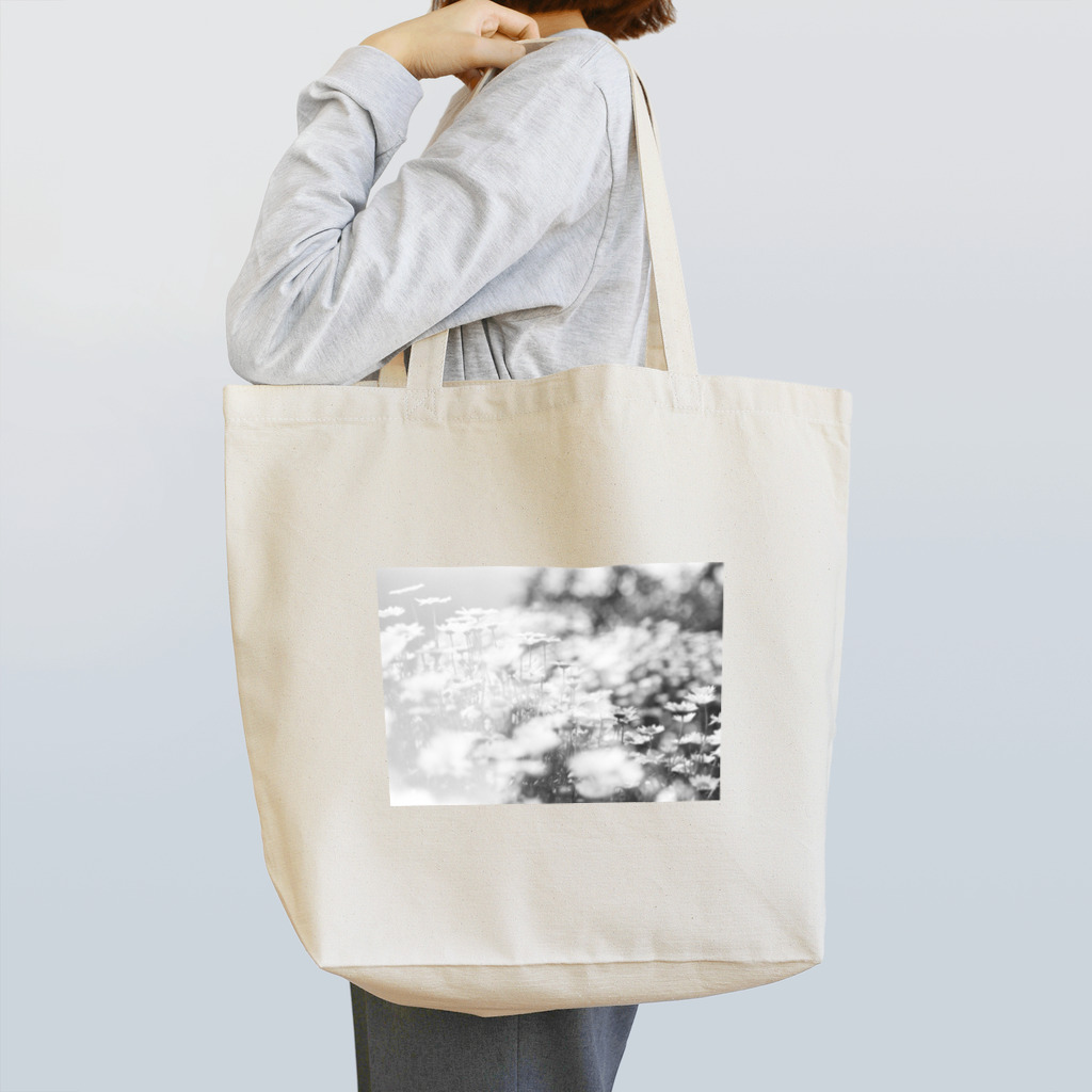 scent of colorsのmonochrome flowers《film》 Tote Bag