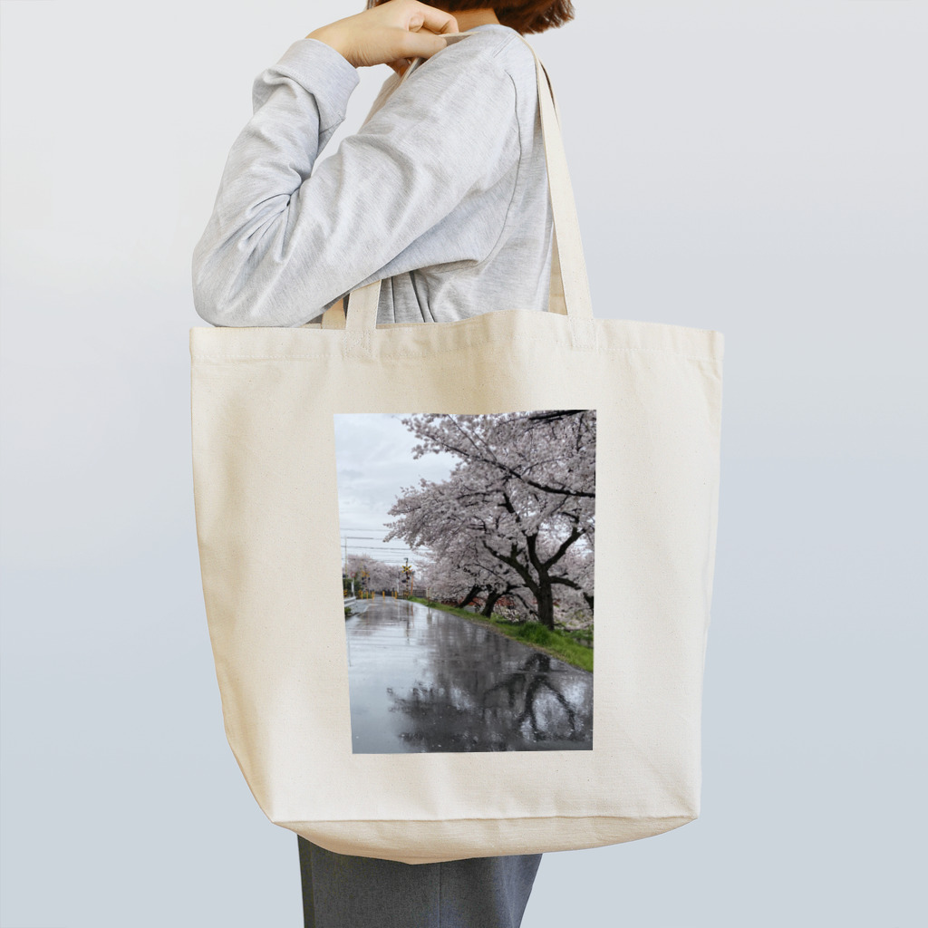 自称エモエモ商店 の桜と踏切のウユニ塩湖風 トートバッグ