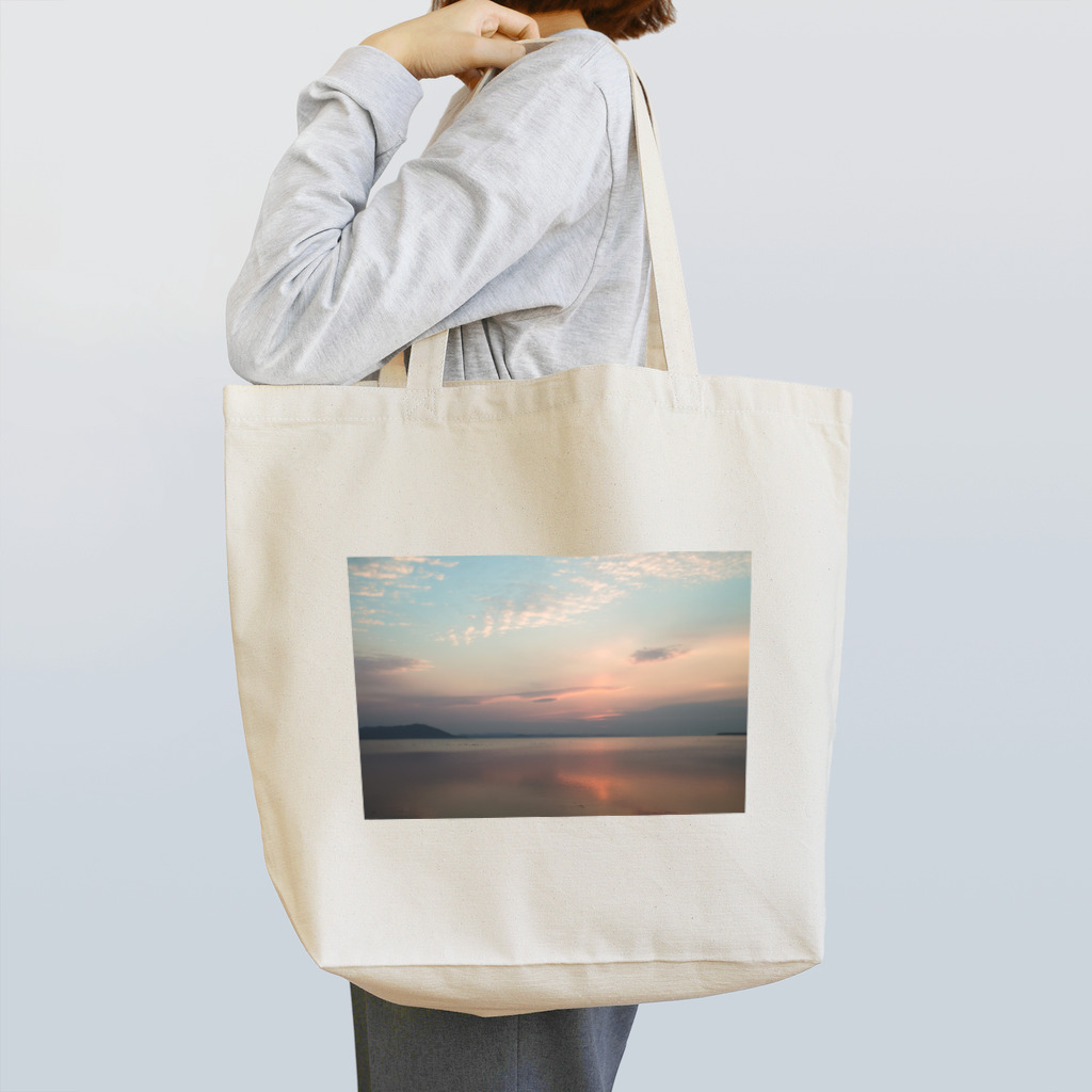 Okhotsk_scenery オホーツクの魅力お伝えし隊のサロマ湖の夕景 早春の揺らめき Tote Bag