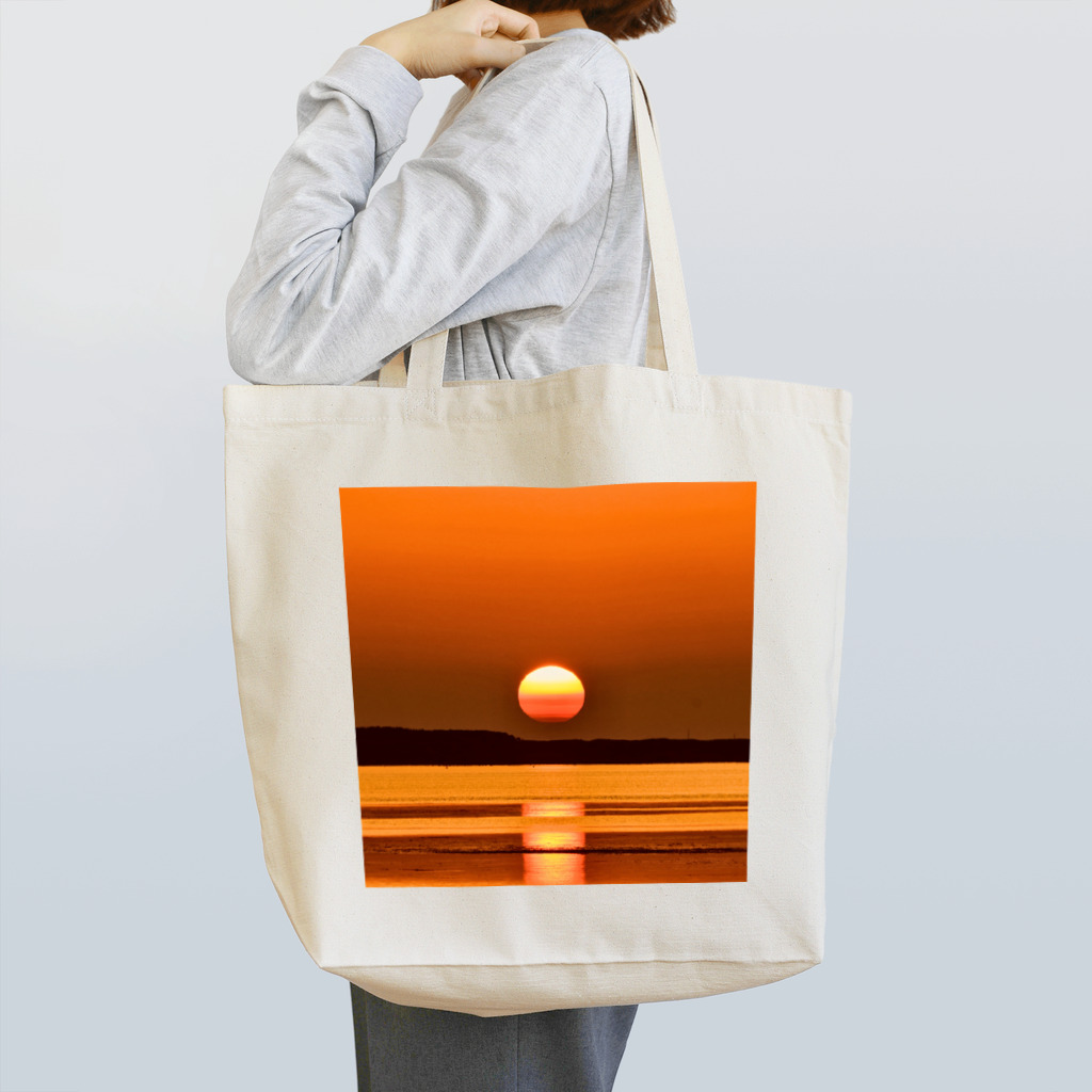 Okhotsk_scenery オホーツクの魅力お伝えし隊のサロマ湖のまん丸夕日 Tote Bag