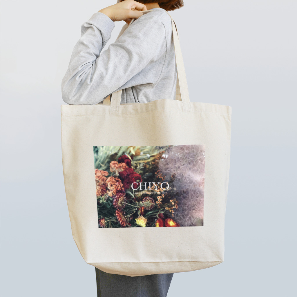 CHIYOのI need flowers every day. Tote Bag
