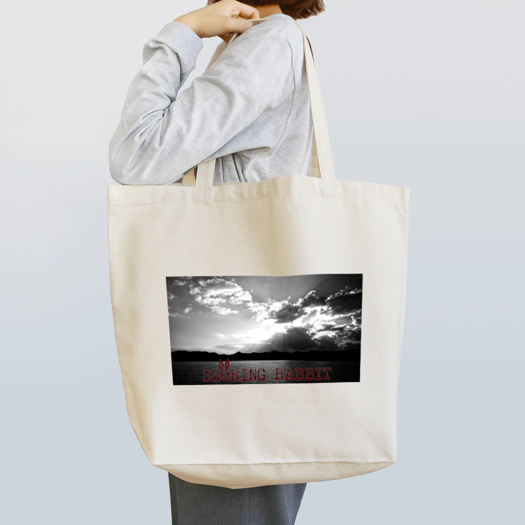 SNORING RABBIT × SNORING ORCAのscene 05　mono Tote Bag