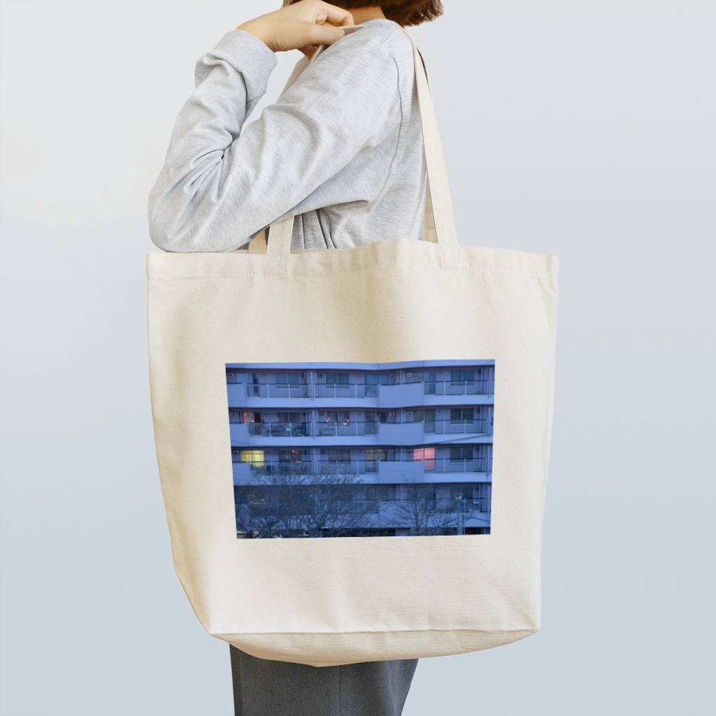 豆乳ラテのアパートの壁（夜） Tote Bag