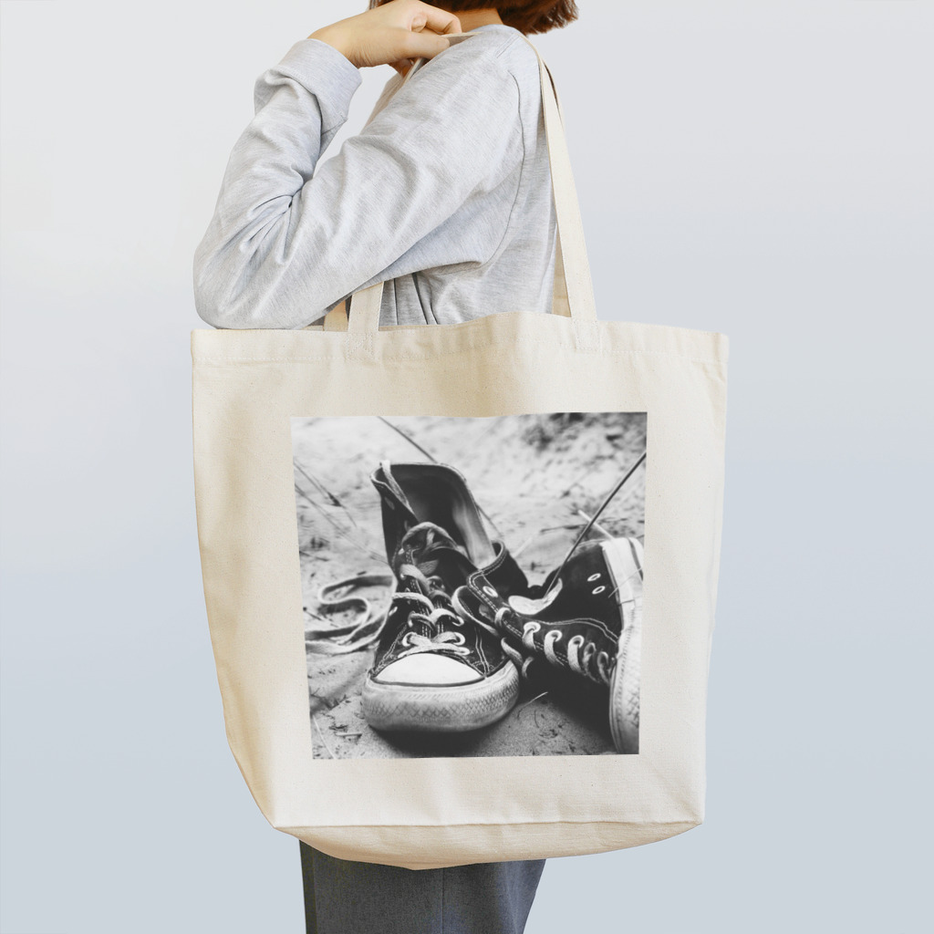 CABINWONDERLANDのキャンバススニーカー・モノクロアートフォト Tote Bag