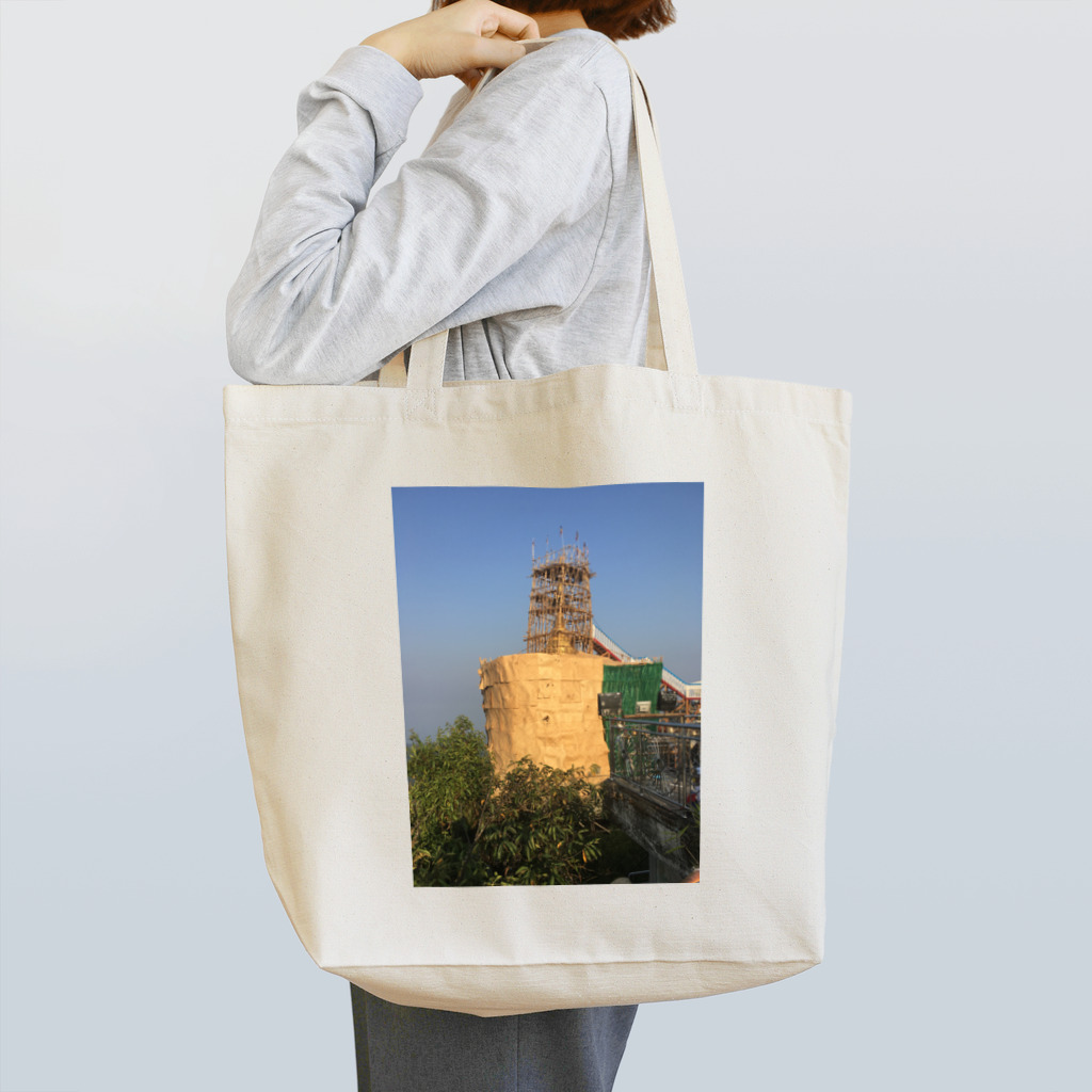 TRIP TRIPの金箔を貼る工事中のゴールデンロック ミャンマー Tote Bag