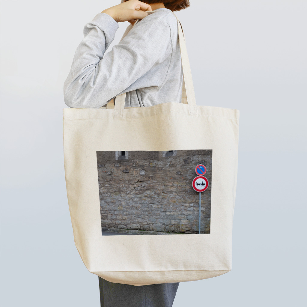 モダンジャズサッカー同好会の馬を待つ人 Tote Bag