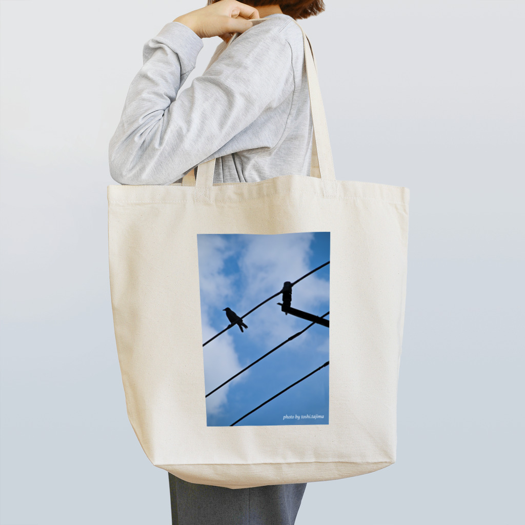 トシタジマの店の青空カラス Tote Bag