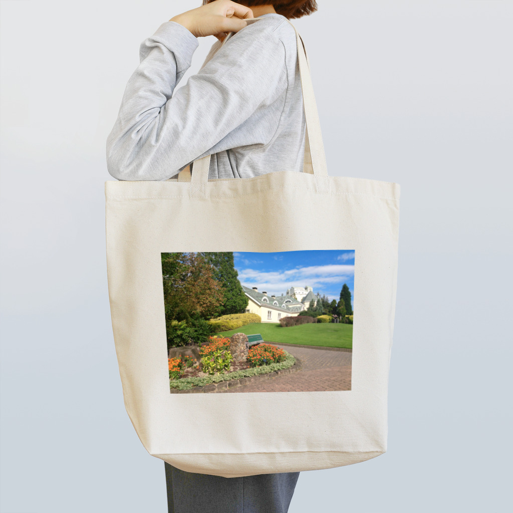 空飛ぶモモンガのとあるパークにて～花や緑に囲まれて Tote Bag