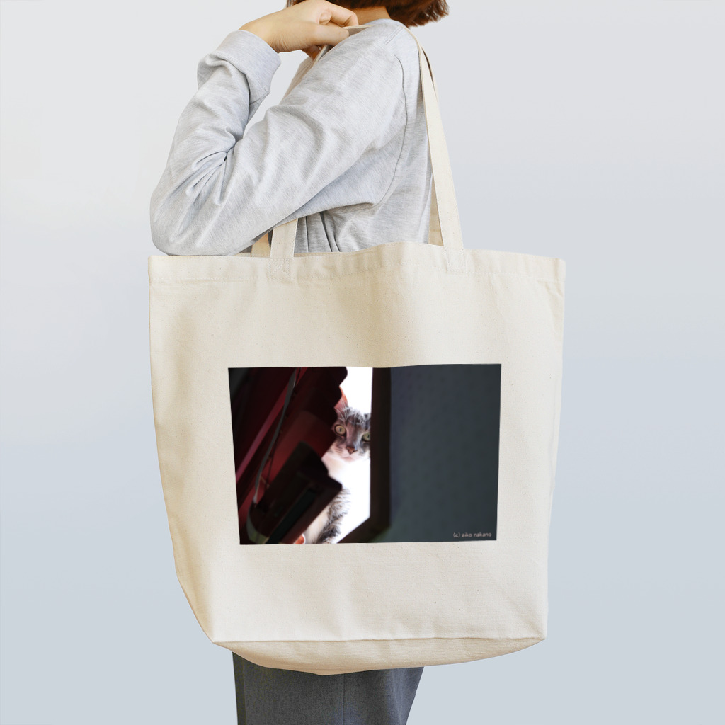 Aiko Nakanoの早く起きて欲しい猫 Tote Bag