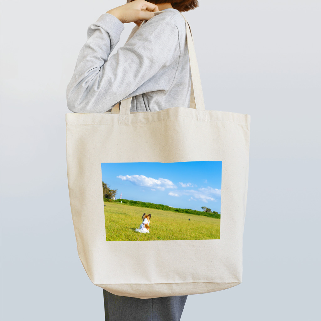 まんじゅうのパピヨン〜青空の下鳩と共に〜 Tote Bag