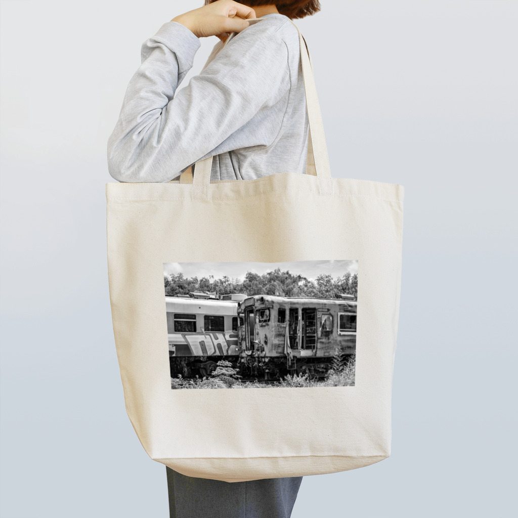 Second_Life_of_RailwaysのJR西日本の播但線で走っていたキハ58系はタイに譲渡されるも朽ち果てた Tote Bag