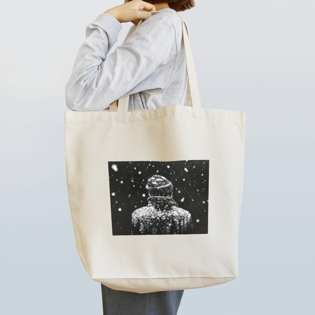 Ryo’s Art ShopのA Man in Snow Tote Bag
