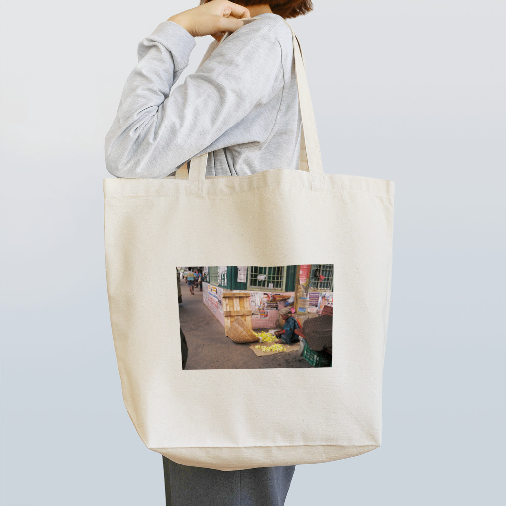 インドのバスは揺れやすいのat bus terminal Tote Bag