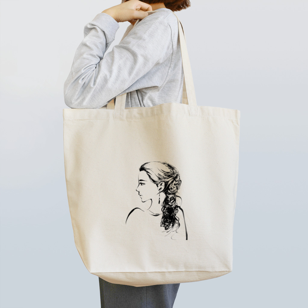 雲屋の編み込みロング横顔 Tote Bag