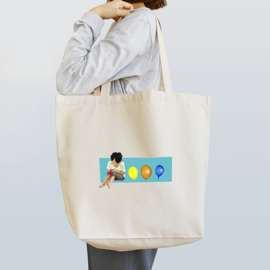 IKIRYOUの風船で遊ぶ息子 Tote Bag